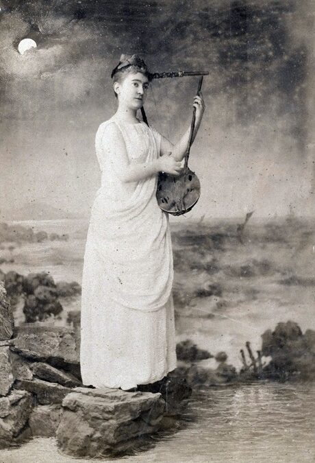 Esmeralda Cervantes tocando la lira (foto en blanco y negro)