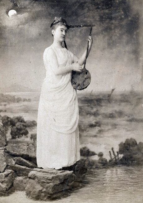 Esmeralda Cervantes tocando la lira (foto en blanco y negro)