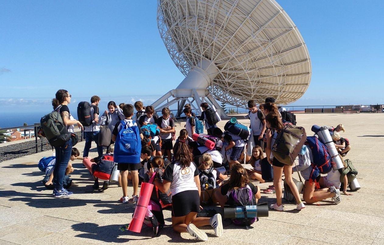 Grupo de acampada en el museo de la ciencia y el cosmos