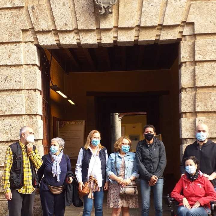 Grupo de visitantes en la puerta principal de Casa Lercaro