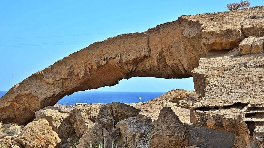 Arco de piedra. Formación geológica natural presente en el litoral sur de la isla de Tenerife, específicamente, en la costa de Tajao