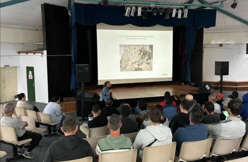 Imagen de la ponencia de una de las conservadoras del Museo Antropológico de Tenerife en el Centro Penitenciario de Tenerife