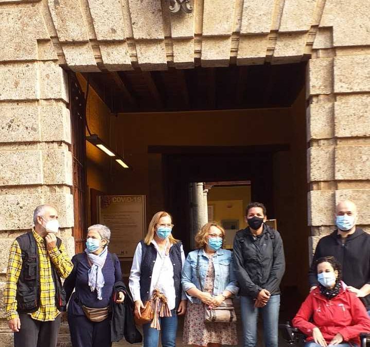 Grupo de visitantes en la puerta principal de Casa Lercaro