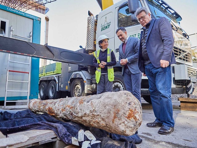 Vicepresidente del Cabildo y consjero Acha con el cañon en la obra de los aledaños del Cabildo