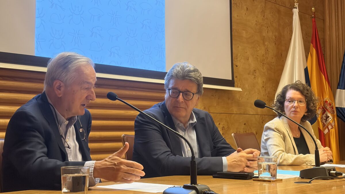El MUNA aborda el impacto de las enfermedades transmitidas por mosquitos y otros agentes en Canarias en la presentación del libro