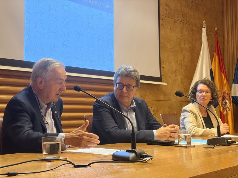 El MUNA aborda el impacto de las enfermedades transmitidas por mosquitos y otros agentes en Canarias en la presentación del libro